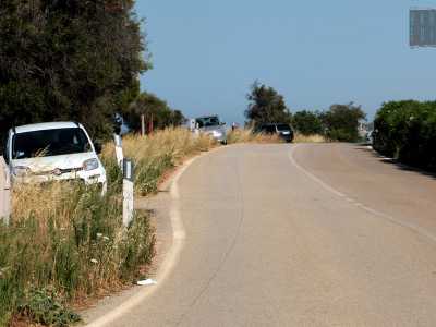 Continuando a camminare ci ritroviamo poi di fronte a un altro tipico �panorama� che caratterizza questa zona: colonne di auto abbandonate sul ciglio della strada...